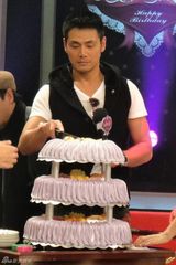 组图：邵兵节目现场庆生 爸妈意外现身场面感人