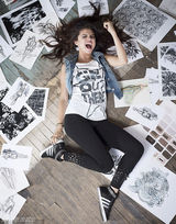 组图：赛琳娜烈焰红唇冷艳美 狂野甩发秀美腿