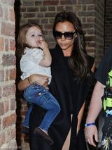 组图：辣妹带七公主现身车站 赴巴黎与小贝庆生