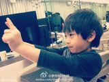 组图：林志颖帮Kimi剪新发型变身萌版李敏镐