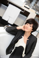 组图：桂纶镁拍写真黑衣黑裤出镜中性风显帅气