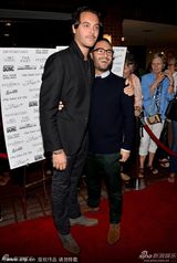 组图：菲丽希缇亮相晚宴 丹尼尔型男范十足