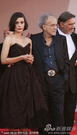 高清：《无果之路》首映女主演秀蕾丝裙 蜜挽男搭档