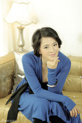 组图：周显欣甜美写真打造高知女气质