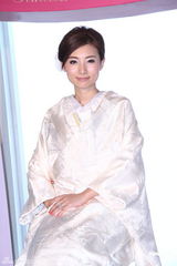 组图：TVB女星陈爽穿日式礼服结婚 强调自己很爱国