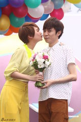 组图：杨丞琳曝青峰曾解她内衣 献唱遭火花烫舌