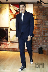 组图：韩星刘智泰出席品牌纪念活动绅士帅气