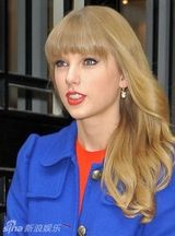 组图：泰勒-斯威夫特时尚街拍曝光 蓝色大衣抢眼