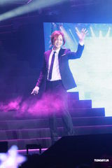 组图：张根硕影迷会劲歌热舞 人气爆棚大排长龙 