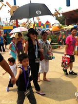 组图：Lucas8月2日5周岁 张柏芝携二子游乐场庆生