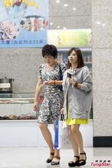 组图：于丹对女助手冰冷 遇帅男合影喜笑颜开