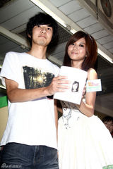 幻灯图：豆花妹幸运女神加持会与粉丝大玩抱抱