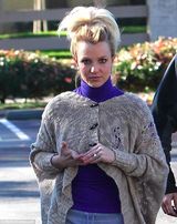 组图：布兰妮带儿子们外出 顶孔雀头打扮如大妈