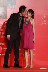 组图：张曼玉黑丝袜短裙亮相 刘烨携大肚妻子出席