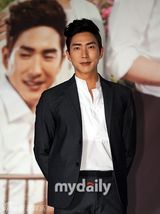 组图：郑柔美高斗心等宣传《妈妈的庭院》