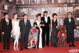 组图：《低俗喜剧》剧组牵骡子亮相金像奖红毯