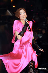 幻灯：郑秀文许志安相拥献唱 梁洛施李嘉欣捧场