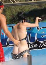 组图：凯蒂-佩里戏水泳裤不慎滑落露丰臀