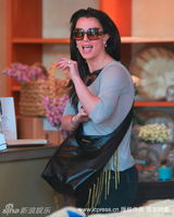 幻灯组图：布兰妮瘦身有成效 兴奋逛家具店