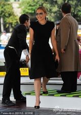 组图：《W.E》发布会 导演麦当娜现身霸气十足