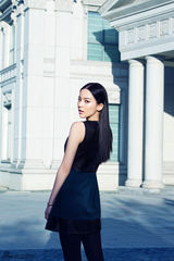 组图：娜扎冬日时尚大片 漫步街头畅谈旅行心得