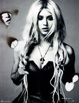 高清组图：泰勒-摩森登杂志封面低胸装秀事业线