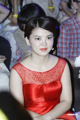 组图：李湘火红裙看秀 柳岩酥胸半露呼之欲出