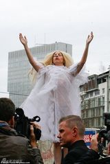 组图：雷帝GAGA全裸穿白纱透视裙两点全露