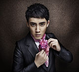 组图：张睿西装复古大片 沉稳成熟变气质型男