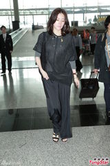 组图：李英爱全黑素服离港全程不发一语