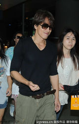 组图：言承旭休闲便装亮相 墨镜遮面笑对粉丝