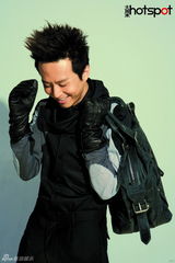 高清组图：邓超“阿童木”造型登杂志封面