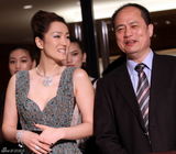 高清图：巩俐出席品牌店开业 低胸晚装华丽抢镜