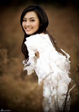 幻灯图：郑罗茜幻化白色精灵 丛林写真倡导环保