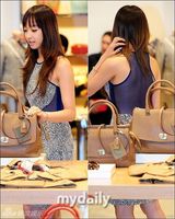 组图：f(x)宋茜出席品牌活动 网纹露背裙性感