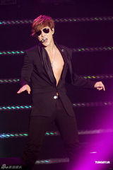 组图：金贤重开唱露胸耍性感 与gaga撞期仍火爆