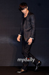 组图：元彬出席相机新品发布会 眼神迷人帅气无敌