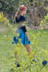 组图：泰勒空中弹跳孩子气 蓝色短裙修长美腿