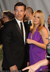 组图：黎安-莱姆丝深V身材火辣 搂帅气男伴大笑