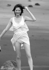 组图：日本模特杉本有美黑白沙滩写真