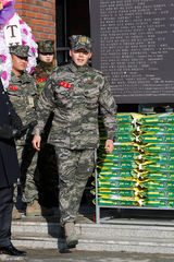 高清组图：韩星玄彬正式退役 众粉丝举牌迎接