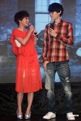 组图：方大同来台发片 郭采洁热情站台