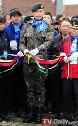 组图：韩星Rain与李俊赫积极参加爱国步行大会