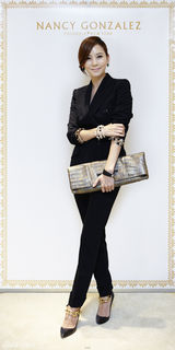 高清图：韩星金南珠拍名包写真 职业女性尽显干练