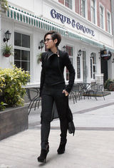 高清组图：周笔畅大衣街拍 全身黑一酷到底