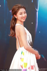 组图：颜卓灵红毯镂空秀美背 携手蔡瀚亿卖萌