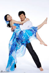 高清图：刘冬新娘装登封面 俏皮表情秀甜美性感