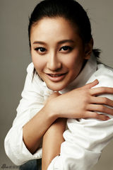 组图：曾泳醍纯白写真 蜜罐女孩笑容清新
