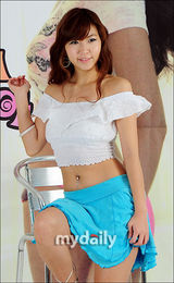 组图：韩国女模特智英举行写真集发布会秀火辣身材