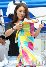 组图：韩星金正恩出席义卖会 嘉熙热心当帮手